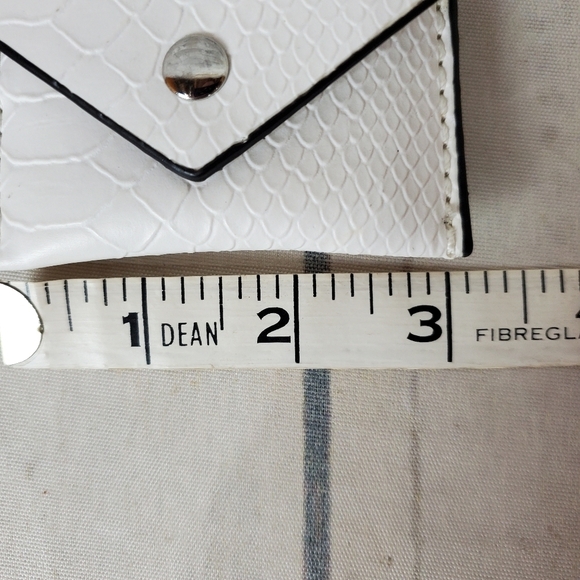 Guess White Micro Mini Change Purse Faux Reptile  Round Silver Metal Logo - Picture 8 of 10